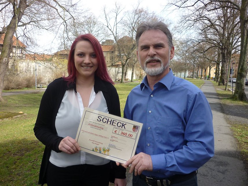 Bild: Foto: Landrat Harald Zanker und die angehende Erzieherin Katharina Bickel bei der Scheck&uuml;bergabe.