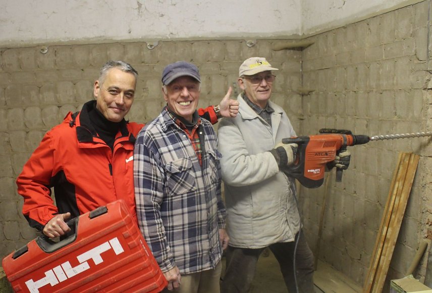 Bild: Michael Hauser hatte den "Giganten" von Hohenrode eine Hilti-Bohrmaschine f&uuml;r extra gro&szlig;e L&ouml;cher mitgebracht