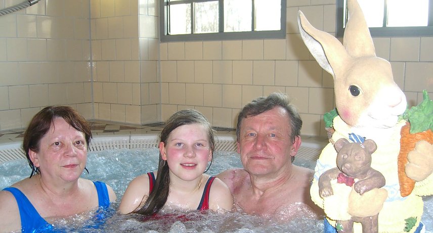 Bild: Mit Oma und Opa ins Badehaus