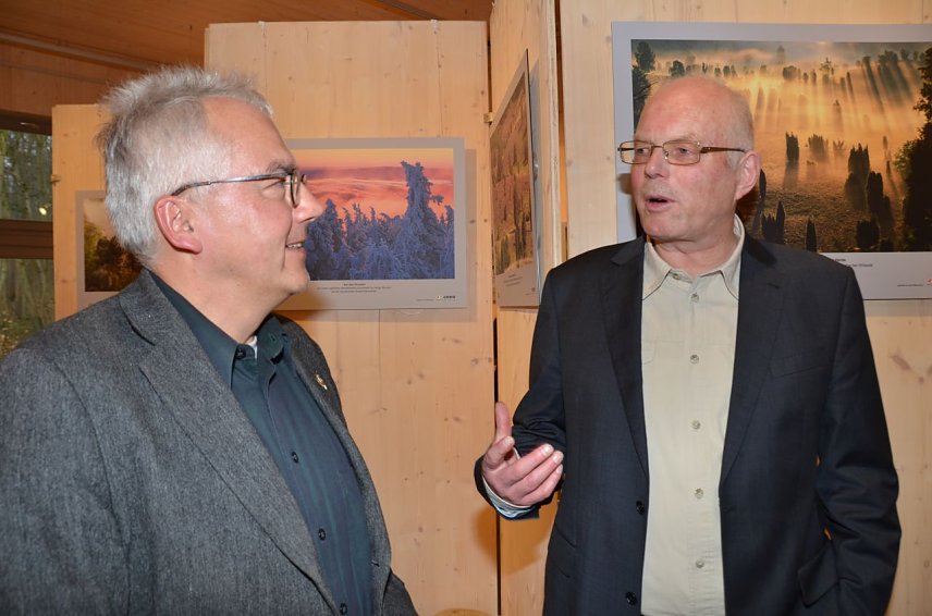 Bild: Fotograf Norbert Rosing im Gespr&auml;ch mit Nationalparkleiter Manfred Gro&szlig;mann bei der Er&ouml;ffnung der Sonderausstellung im Nationalparkzentrum.