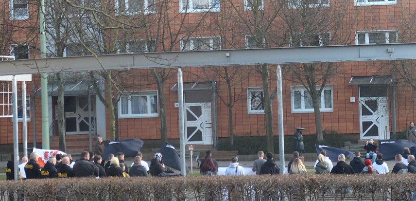 Bild: An der T&ouml;pferstra&szlig;e versuchten sich gut 30 Nordh&auml;user Rechtsextreme zu inszenieren