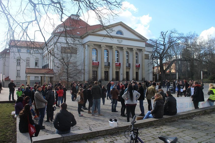Bild: Vor dem Theater kamen rund 150 Gegendemonstranten zusammen