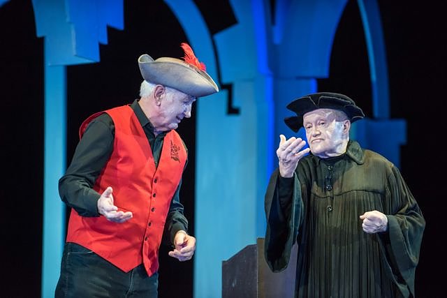 Bild: "Des Pudels Kern" am Nordh&auml;user Theater - Manfred Baumann als Mephisto geht den Teufelspakt mit Faust (Wolfgang Hartmann) ein