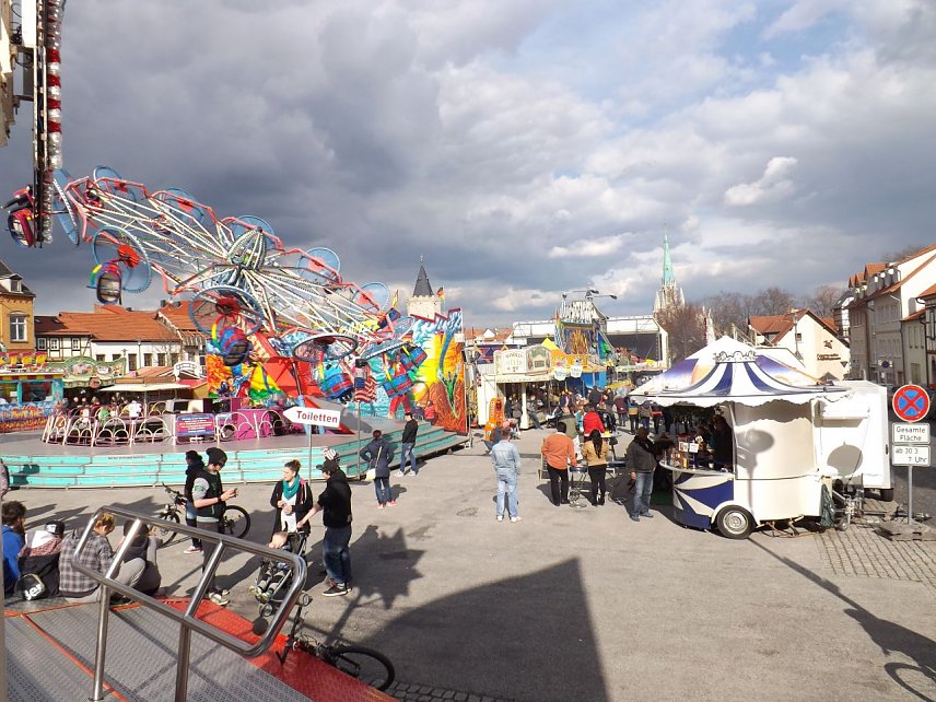Bild: An den ersten beiden Tagen des F&uuml;hlingsfestes konnten Schausteller und Besucher mit dem Wetter zufrieden sein.