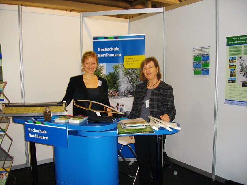 Bild: Prof. Dr. Dagmar Everding und Studentin Damaris Schmidt auf der Job- und Bildungsmesse Zukunftsenergien in Bremen