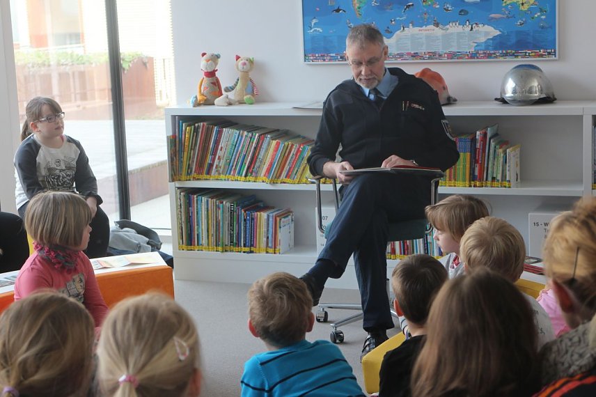 Bild: Feuerwehrmann Werner Koppe hatte nicht nur spannende Geschichten sondern auch einiges Anschauungsmaterial mit in die Nordh&auml;user Bibliothek gebracht