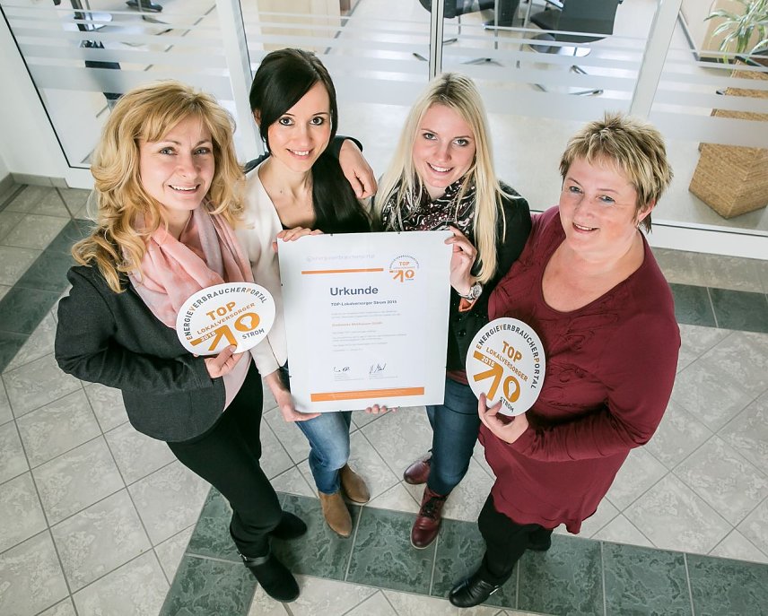 Bild: Die Mitarbeiterinnen Petra Br&auml;uer, Mandy Koch, Julia Schrievers und Kerstin H&auml;nel (v. l.) freuen sich &uuml;ber das Qualit&auml;tssiegel TOP-Lokalversorger.