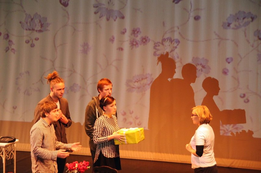 Bild: Bereits in St&uuml;ckwerk No 12 im Januar zeigte der Theaterjugendclub Szenen aus Liebe Jelena Sergejewna