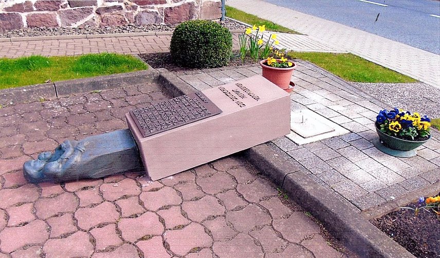 Bild: Rechtacek Denkmal in Niedersachswerfen