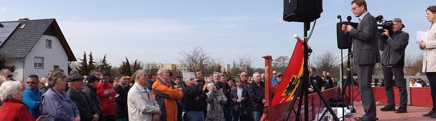 Bild: Demo vor der ehemalige G&ouml;rmar-Kaserne in M&uuml;hlhausen