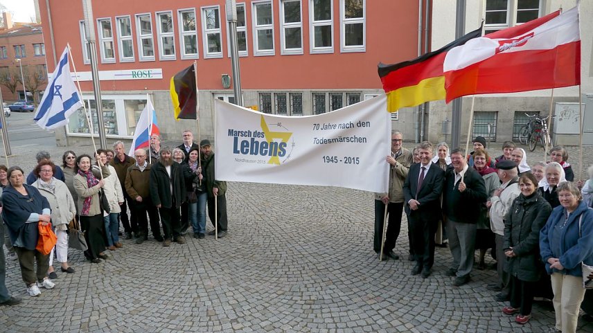 Bild: Teilnehmer des Marsch des Lebens vor dem Rathaus angekommen