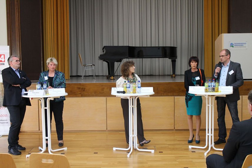 Bild: Landratskandidaten diskutierten. v.r. Stefan N&uuml;&szlig;le (CDU), Franka Hitzing (FDP), Heike Umbach (Linke), Matthias Jendricke, die Moderation &uuml;bernahm Dr. Marion Dathe (mitte) 