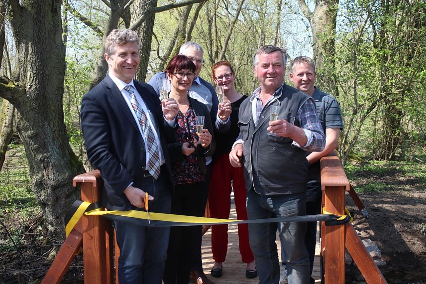 Bild: Neue Br&uuml;cke er&ouml;ffnet: v.l. Oberb&uuml;rgermeister Zeh, Kerstin Ittershagen, Steffen Iffland, Jana Henning-Jacob, Sven Holzapfel und Heinz Whallenta