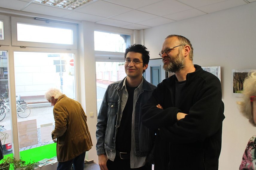 Bild: R&uuml;diger Neitzke (rechts), er&ouml;ffnete im Abgeordnetenb&uuml;ro in der Barf&uuml;&szlig;erstra&szlig;e seine erste Ausstellung