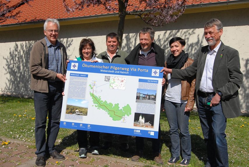 Bild: Strahlende Gesichter mit der neuen Tafel (v.l.n.r.): Manfred Gro&szlig;mann, B&uuml;rgermeisterin Simone Stiebling, Ranger Bernd Klewin, Andreas Litzke, Sandra Czerniak vom Tourismusverband, Prof. Wolschke-Bulmahn 