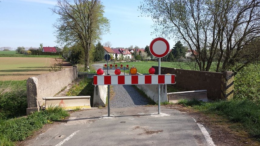 Bild: Gesperrte Br&uuml;cke bei Kleinwechsungen: "Was bleibt ist zurzeit nur noch Entt&auml;uschung und Sarkasmus."