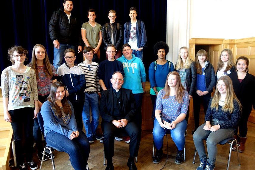Bild: Bischof zu Besuch in der Bergschule