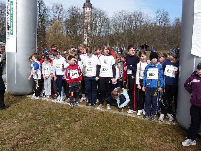 Bild: Kinder und Jugendliche beim Possenlauf