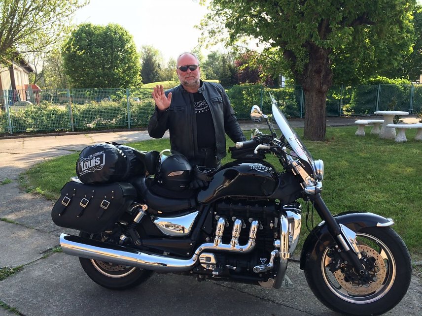 Bild: J&uuml;rgen Stude mit seiner Maschine, der Triumph Rocket III.