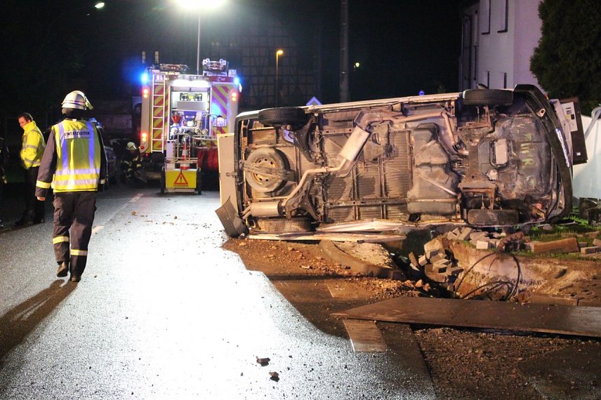 Bild: Unfall mit Kleinbus