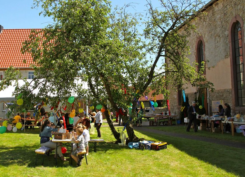 Bild: im Kirchgarten der St. Petri Kirche zu Mackenrode soll Ende Mai wieder gefeiert werden