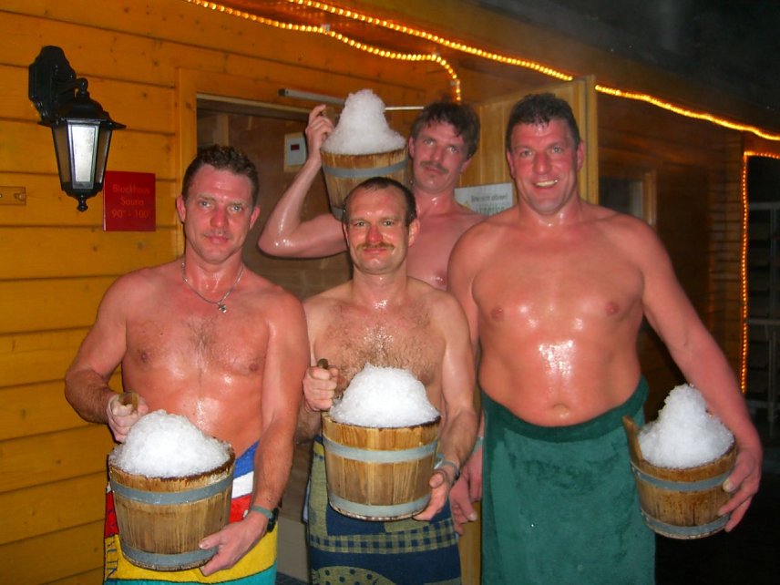 Bild: M&auml;nner, die statt einmal in der Woche zwei- oder dreimal die Sauna besuchen, ein um 22 % geringeres Risiko, an einem Herzinfarkt zu sterben.