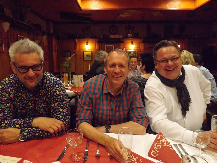 Bild: Jens Laa&szlig; und Maik Scholkowskiy (v. l.) von der ARGE M&uuml;hlh&auml;user Pflaumenbl&uuml;te und Sponsor Axel Mosig beim Dankesch&ouml;nabend im Vorfeld des Festes.