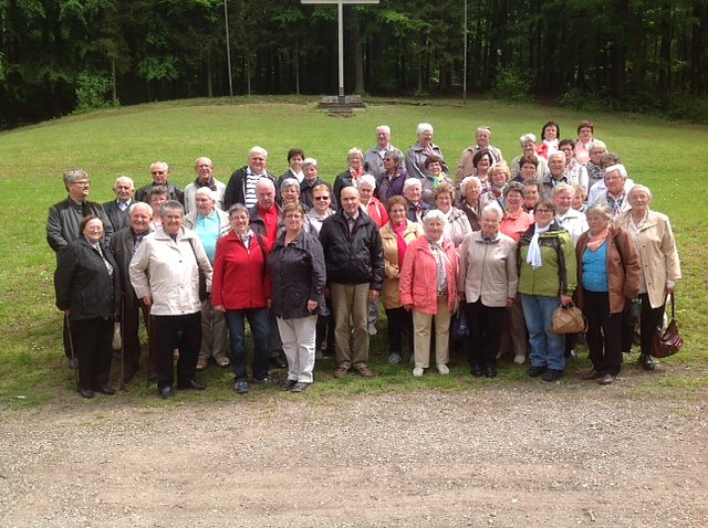 Bild: Gruppenbild im Kl&uuml;schen Hagis vor dem erneuerten Holzkreuz