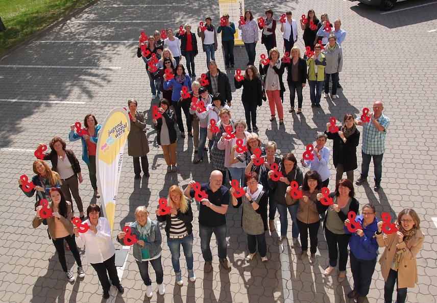 Bild: Mehr als 50 Mitarbeiter des JugendSozialwerk Nordhausen bilden mit ihren K&ouml;rpern das Symbol des World Blood Cancer Day und demonstrieren so ihre Solidarit&auml;t mit den Patienten