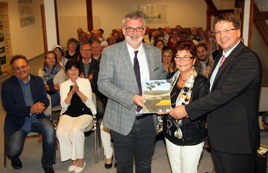 Bild: Im Rahmen einer kleinen Feierstunde haben die Vorst&auml;nde der RAG Susann Goldhammer und Thomas Seeber das erste, noch druckfrische Exemplar der Regionalen Entwicklungsstrategie an den Beigeordneten des Landkreises Nordhausen Stephan N&uuml;&szlig;le &uuml;bergeben.