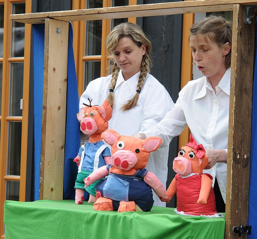 Bild: Diana Fl&ouml;tenmeier und Astrid Bang hauchen den Schweinchen Leben ein. 
