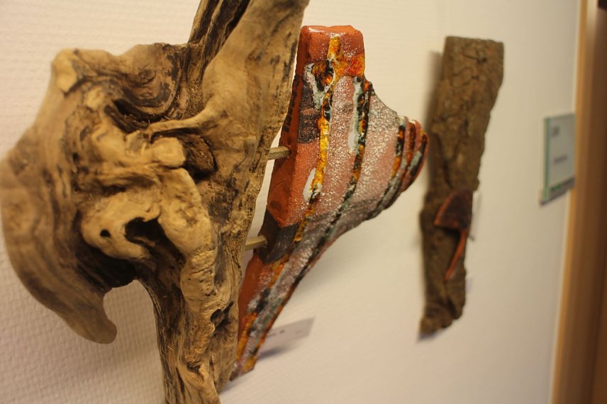Bild: In der neuen Ausstellung der Kreissparkasse "Verg&auml;nglichkeiten" werden Natur und Handwerkskunst miteinander verbunden