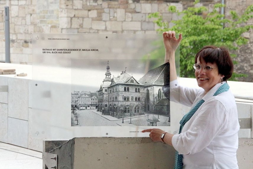 Bild: Bibliotheksleiterin Hildegard Seidel mit einer Bildplatte. 