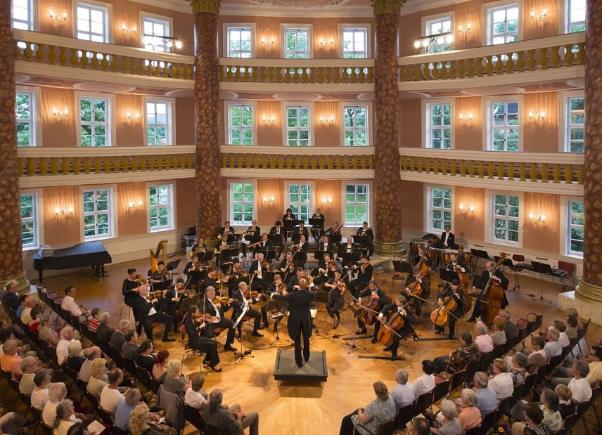 Bild: Das Loh-Orchester im Sondersh&auml;user Achteckhaus