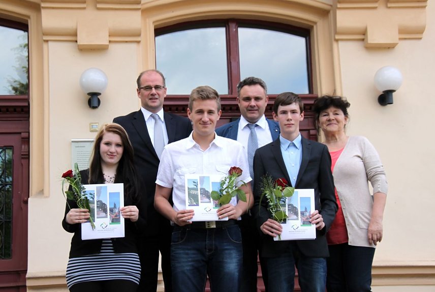 Bild: Franziska Zornemann, Matthias Jendricke, Toni S&auml;cker, Personalleiter Gunnar Reuter, Andreas Keitel und Ausbildungsleiterin Gabriele Kratz.