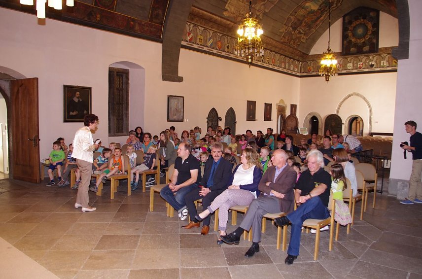 Bild: Gruppenbild mit allen Kitas in der M&uuml;hlh&auml;user Rathaushalle. 