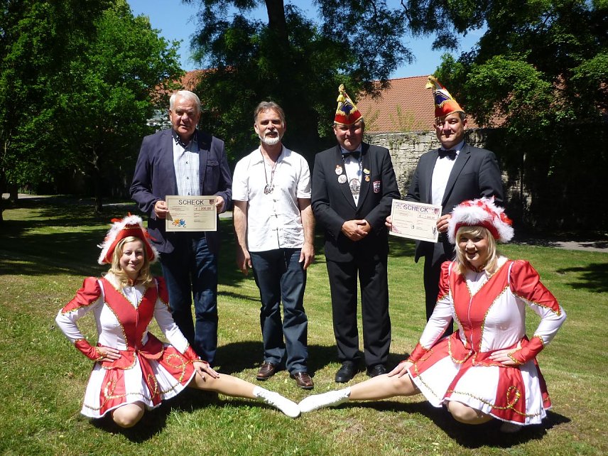 Bild:  (v.l.) Schulleiter dieter Facklam, Landrat Harald Zanker, Carnevalspr&auml;sident Andreas Schein sowie sein Vize Oliver Baumgardt freuen sich gemeinsam mit den Gardet&auml;nzerinnen Isabell Wohlert und Janette Mei&szlig;ner &uuml;ber den Geldsegen.