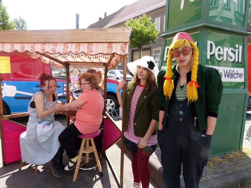 Bild: Jeanine-Carola Schmidt und Max Blank von der Regelschule Unstruttal erhielten einen Einblick in die Arbeit der M&uuml;hlh&auml;user Theaterwerkstatt 3K und betreuten einen Werbestand beim Stra&szlig;enfest an der Persiluhr.