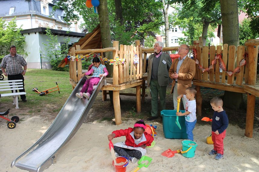 Bild: Andreas Weigel (rechts) und Herr Peterson von der Stiftung FamilienSinn er&ouml;ffneten den neuen Spielplatz