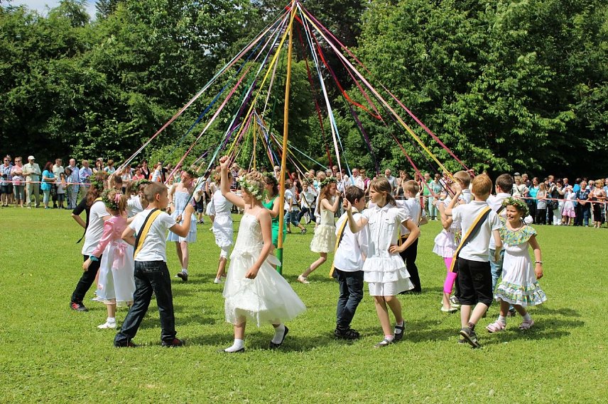 Bild: Zu jedem Brunnenfest geh&ouml;ren auch die traditionellen Brunnenfestt&auml;nze.