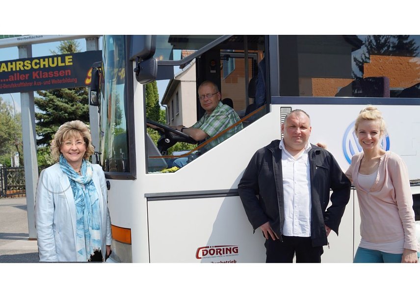 Bild: Annette Lehmann gratulierte Fahrsch&uuml;ler Silvio Becker und Fahrlehrer Heiko Stephan zur ersten Pr&uuml;ffahrt, die Becker nat&uuml;rlich bestanden hat. 
