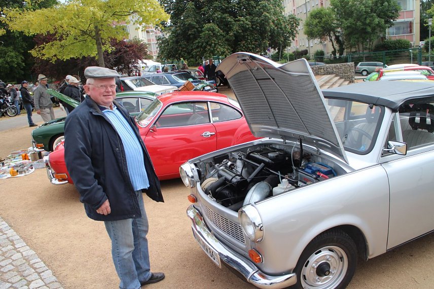 Bild: Reinhardt Valenta und sein Trabant - drei Jahre Arbeit stecken in dem silbernen Schmuckst&uuml;ck