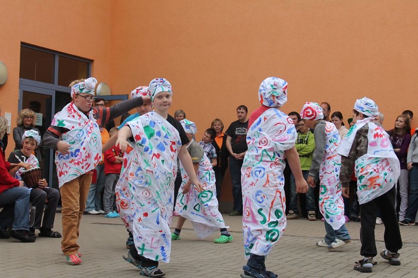 Bild: Zum Abschluss f&uuml;hrten die Sch&uuml;lerInnen der Tanz AG eine einstudierte Choreographie auf.