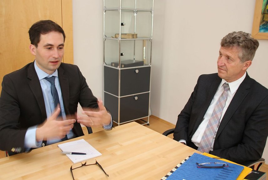 Bild: Zwei Doktoren im Gespr&auml;ch: Gedenkst&auml;ttenleiter H&ouml;rdler besuchte Oberb&uuml;rgermeister Zeh