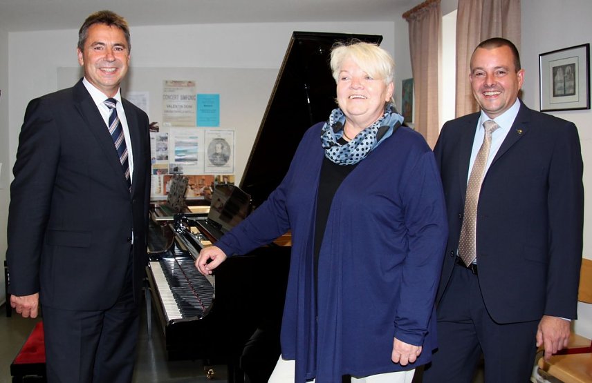 Bild: Wolfgang Asche (Kreissparkasse Nordhausen), Loni Gr&uuml;nwald (F&ouml;rderverein Kreismusikschule) und Holger Niebhagen (Kreismusikschule) vor dem neuen Fl&uuml;gel