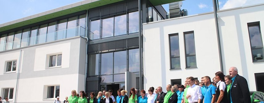 Bild: Stolze Mitarbeiter vor ihrem neuen Haus - die WBG S&uuml;dharz er&ouml;ffnete heute ihre neuen Gesch&auml;ftsr&auml;ume