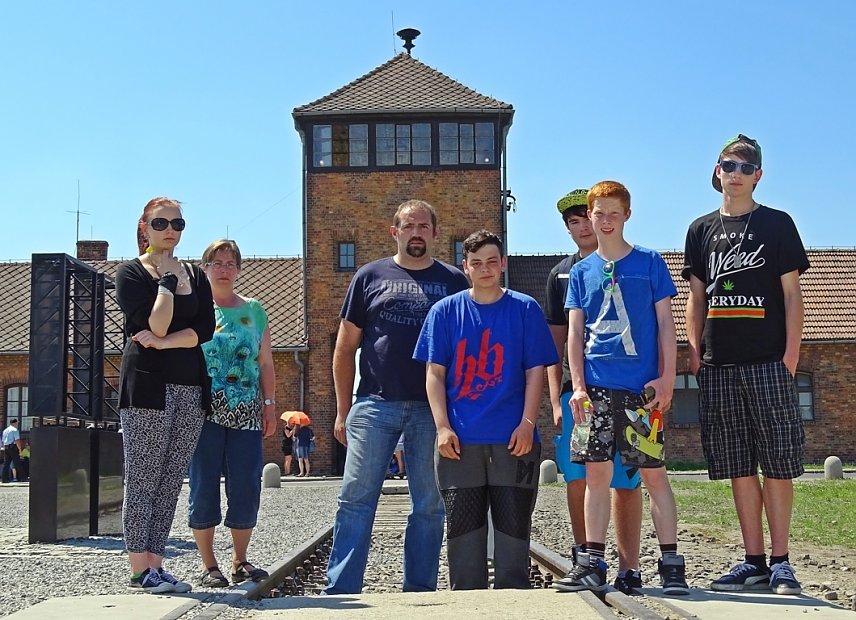 Bild: Die Erinngerung wach halten - die Jugendlichen des Diakonieverbandes Bad Frankenhausen besuchten auch dieses Jahr wieder die Gedenkst&auml;tte Auschwitz