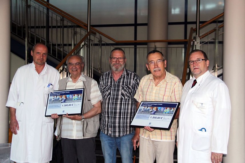 Bild: Chefarzt Dr. med. Peter Ihle und Chefarzt Dr. med. Frank Lange &uuml;bergaben zwei Schecks in einer Gesamth&ouml;he von 2.600,00 Euro an die Selbsthilfegruppen.