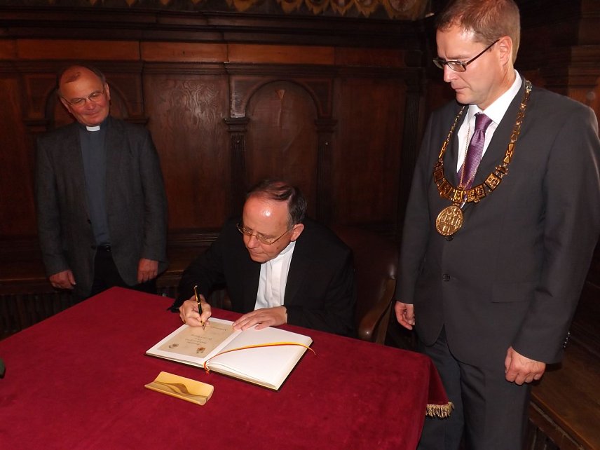 Bild: Bischof Dr. Ulrich Neymeyr beim Eintrag in das Goldenen Buch der Stadt M&uuml;hlhausen.
