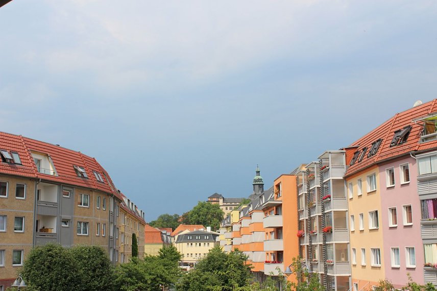 Bild: Dunkle Wolken &uuml;ber dem Rathaus